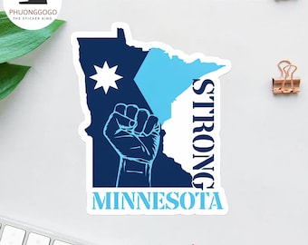 Puede incluir: Una pegatina o imán para coche con el contorno de Minnesota en azul y marino. El diseño incluye una estrella blanca, un puño en alto y la palabra "STRONG". El texto "MINNESOTA" está en la parte inferior. La pegatina mide 5,08 x 5,08 cm.