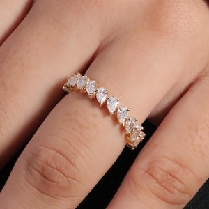 14k Gold Moissanit Pear Cut Eternity Band, zierlicher Ehering, Jubiläumsring, stapelbarer Ring, Brautschmuck