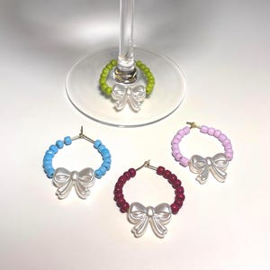 Big Bow Energy - Statement Perlen Weinanhänger mit übergroßen irisierenden Schleifen