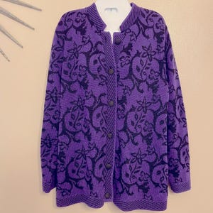 May include: A handmade wooden sign with the word "Welcome" in a playful font. The sign has a distressed white background and a dark stained wooden frame. Dimensions are approximately 30 cm wide and 15 cm high.