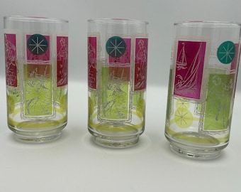 Può includere: Set di tre bicchieri vintage trasparenti. Ogni bicchiere presenta un design decorativo con accenti rosa, verdi e gialli. Il design include figure, barche a vela e forme geometriche. I bicchieri hanno una fascia gialla alla base.