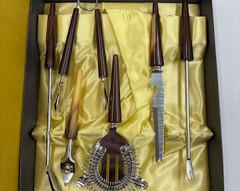 Set di utensili da cocktail vintage in bachelite e acciaio inossidabile degli anni '50 di Sheffield, Inghilterra, stile MCM.