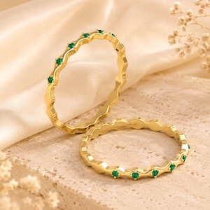 Anillo de oro de 18 quilates con diseño de esmeralda y forma de ola / Anillo apilable con delicada piedra preciosa / Regalo de promesa matrimonial