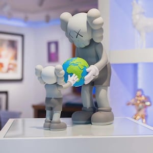 KAWS Inspired &#39;The Promise&#39; Statue – Designer Bearbrick Style Art Figure – Trendy Hypebeast Home Decor – Modern Collectible