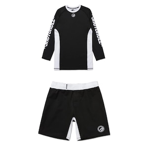 Könnte beinhalten: Schwarzes und weißes Rashguard-Set. Das langärmlige Oberteil hat weiße Seitenteile und das Wort "SHOTOKU" auf den Ärmeln. Die Shorts haben einen weißen Bund und Seitenteile. Beide Teile haben ein kreisförmiges Logo.