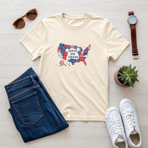 T-shirt carte Created With Courage USA – T-shirt patriotique drapeau américain – Chemise Fête de l'indépendance du 4 juillet – Design audacieux de la fierté des États-Unis
