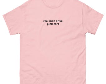 Los hombres de verdad conducen coches rosas. Entusiasta de los coches.