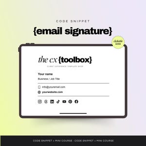 Op de afbeelding: Een digitale tablet toont een e-mail handtekening sjabloon. De tekst luidt "CODE SNIPPET" en "{email signature}". De sjabloon bevat velden voor naam, functietitel, e-mail en website, met social media iconen.