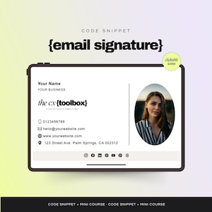 Puede incluir: Una plantilla de firma de correo electrónico digital que se muestra en una tableta. El diseño incluye una foto, información de contacto e iconos de redes sociales. El texto en la pantalla dice "email signature" y "the cx {toolbox}". El fondo tiene un degradado de amarillo, morado y blanco.