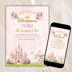 Può includere: Un invito di compleanno rosa e oro con il testo "Her Royal Threeness Flora Is turning One". L'invito presenta un castello, una carrozza e decorazioni floreali. Uno smartphone mostra lo stesso invito.