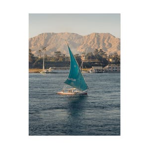 Sailing Up the Nile I Rolled Poster, weißes Segelboot, Ägypten Druck, Berge Wüste Kunst, Wandkunst, Haus Büro Dekor, Reise