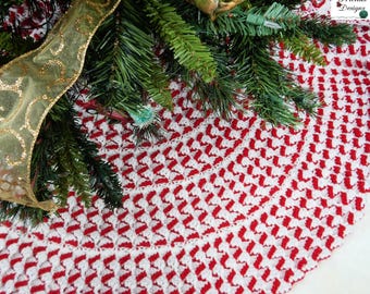 Puede incluir: Falda de árbol de Navidad de crochet roja y blanca con un borde festoneado. La falda está hecha con un patrón repetido de rayas diagonales.