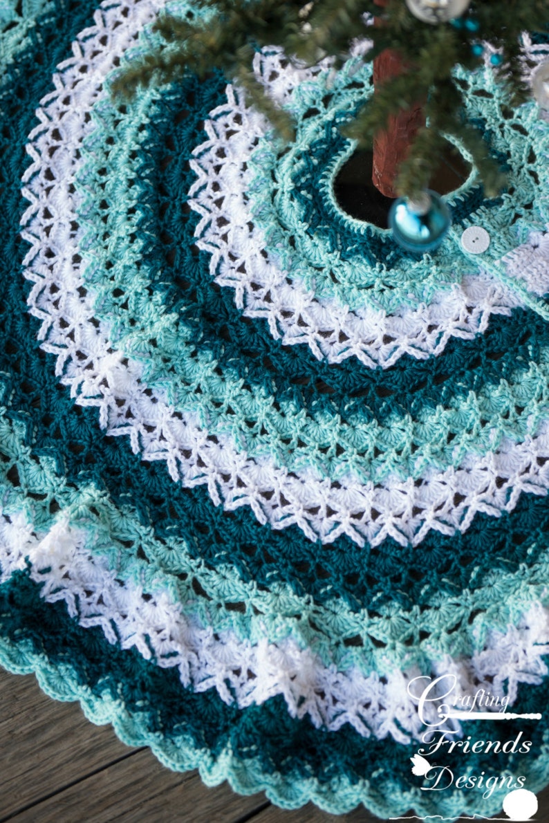 CROCHET PATTERN  Beautifully Textured Christmas Tree Skirt image 0