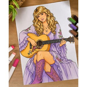 K&ouml;nnte beinhalten: Eine farbige Illustration einer blonden Person mit langem, welligem Haar, die ein hellviolettes Kleid mit R&uuml;schen und rosa Cowboystiefeln tr&auml;gt. Die Person sitzt und spielt eine hellbraune Akustikgitarre mit kleinen Blumenmustern.