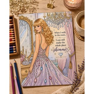 K&ouml;nnte beinhalten: Ein rechteckiger Druck mit einer blonden Person in einem lavendelfarbenen Kleid mit bunten Edelsteinen vor einem Spiegel und Kronleuchter. Der Text lautet: When I walk in the room, I can still make the whole place shimmer mit einem Diamantsymbol.