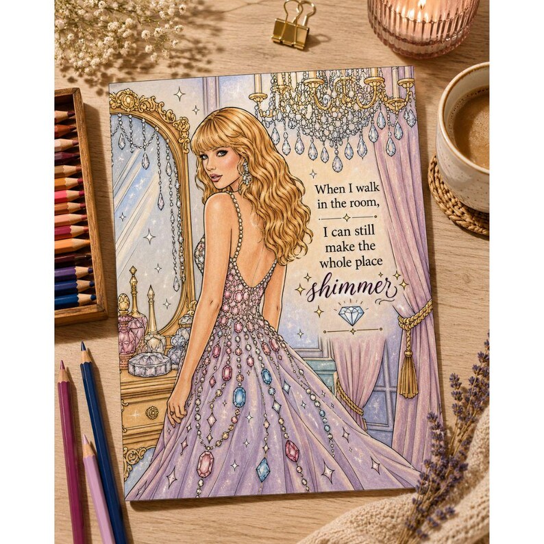 K&ouml;nnte beinhalten: Ein rechteckiger Druck mit einer blonden Person in einem lavendelfarbenen Kleid mit bunten Edelsteinen vor einem Spiegel und Kronleuchter. Der Text lautet: When I walk in the room, I can still make the whole place shimmer mit einem Diamantsymbol.