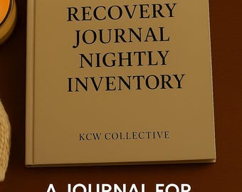 Pode incluir: Um diário bege intitulado "MY RECOVERY JOURNAL" com o texto "NIGHTLY INVENTORY" e "A JOURNAL FOR REFLECTION IN SOBRIETY". O diário é da KCW COLLECTIVE.