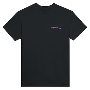 Könnte beinhalten: Schwarzes T-Shirt mit einem kleinen goldenen Trompeten- und Noten-Design auf der Brust. Das minimalistische Design ist ideal für Musikliebhaber. Der dunkle Stoff sorgt für einen klassischen Look. Ein stilvolles und dezentes Kleidungsstück.