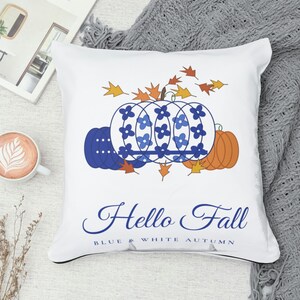 Herbstliches Dekokissen, Kürbiskissen im Chinoiserie-Stil, blau-weiße Herbstdeko, Grandmillennial-Thanksgiving-Deko, „Hallo Herbst“-Kissen