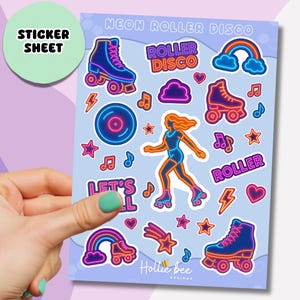 Op de afbeelding: Een stickervel met een neon roller disco thema. De stickers bevatten rolschaatsen, regenbogen, muzieknoten en een rolschaatser. De tekst "NEON ROLLER DISCO" en "LET'S ROLL" zijn ook inbegrepen.