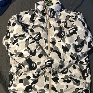 Chaqueta acolchada de camuflaje reversible blanca Bape con cremallera