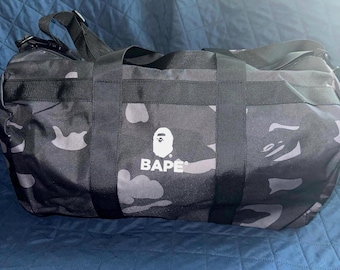 Schwarzer Seesack mit Bape Camo Motiv