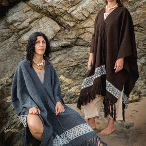 Wollen poncho met rugbandweefgetouw met tribale patronen ⋙