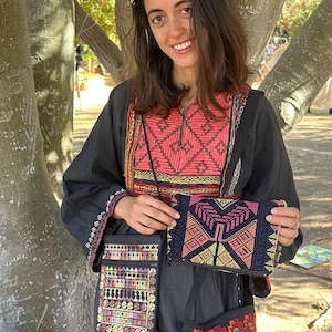 Handbestickte Brieftasche ⋙ Traditionelles Kunsthandwerk zur Stärkung von Frauen