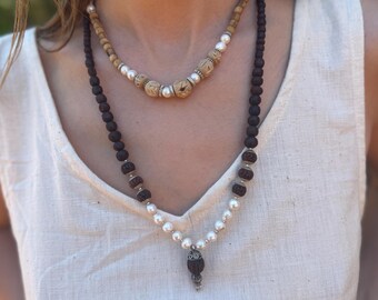 Collar de Krishna tallado a mano con Tulsi, perlas y plata ⫸