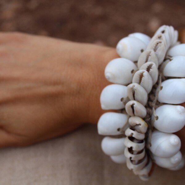 Papua Shells Bracelet . Natural jewelry. Handmade jewelry. Tribal jewelry. Ethnic jewelry. 3 lines.