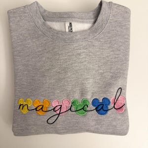 &quot;Besticktes &quot;&quot;Magical&quot;&quot; Sweatshirt: Buntes Mickey Mouse inspiriertes Design.&quot;
