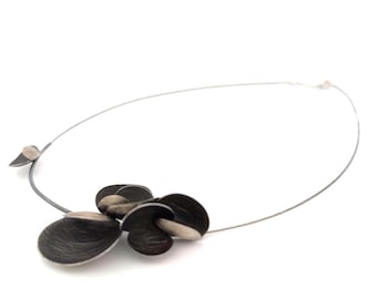 Collana insolita, modernista e delicata, in argento ossidato spazzolato, pezzo scultoreo