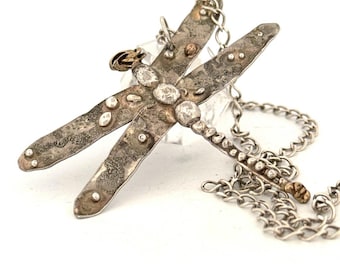Ciondolo a forma di libellula in argento sterling: accenti dorati, catena lunga