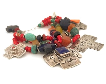 Bracciale Kim Yubeta in argento sterling con quattro fili e ciondoli multi-gemma in stile sud-occidentale