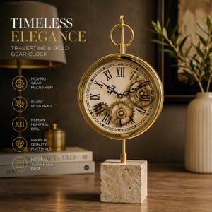 Puede incluir: Un reloj de engranajes dorado con esfera de números romanos, sobre una base de travertino. El reloj presenta engranajes visibles y las palabras "TIMELESS ELEGANCE". El reloj es un artículo decorativo.