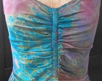 Abito in seta tinto a mano: argento, blu, tortora, stile anni '90, per la madre della sposa.