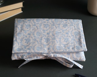 Funda de libro acolchada estilo vintage azul y blanca, hecha a mano - Mediana