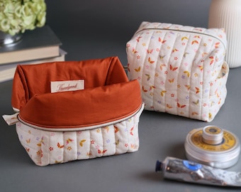 ¡Edición limitada! Neceser acolchado tipo caja: Tela japonesa color crema, mariposas y flores de cerezo.