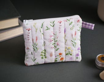 Cartera llavero acolchada hecha a mano con flores silvestres coloridas