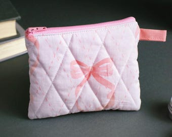 Cartera con llavero acolchado con bonitos lazos rosas hechos a mano