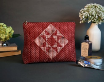 Neceser grande acolchado con forma de cuña, estilo rústico, hecho a mano, con estrellas rojas / Neceser de viaje estilo campestre chic