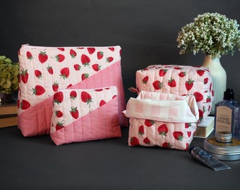 Juego de cuatro bolsas de viaje acolchadas con diseño de fresas para picnic, hechas a mano en rosa y blanco