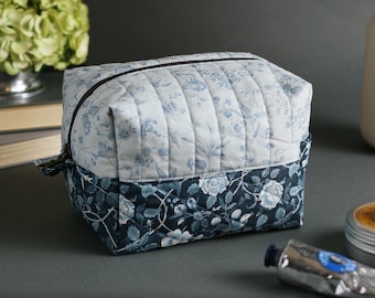 Neceser acolchado con peonías francesas: neceser con bloques de color azul