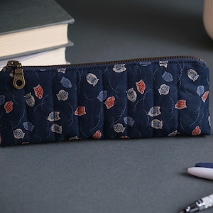 Estuche acolchado con búhos de colores: hecho a mano con cremallera y tela japonesa color índigo - Regalo de Sftationery