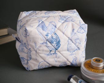 ¡Neceser acolchado hecho a mano con diseño de gallinero en tonos azul y blanco!