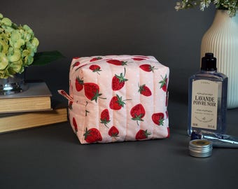 Bolsa de aseo acolchada estilo picnic de fresas, tamaño mini, rosa con lunares blancos
