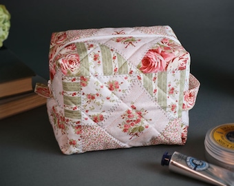 ¡Neceser de maquillaje rectangular acolchado con patchwork hecho a mano en tonos salvia y rosa!