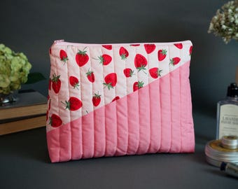 ¡Cuña grande con cremallera y diseño de bloques de color acolchados hechos a mano Strawberry Picnic!