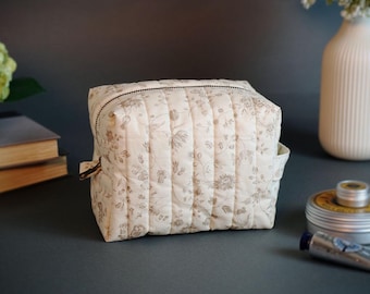 Neceser cuadrado con diseño floral de peonías y acolchado de estilo francés, color crema, con cremallera de latón antiguo.