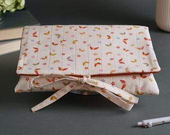 Funda acolchada mediana para libros: Cubierta de tela con mariposas japonesas y flores de cerezo